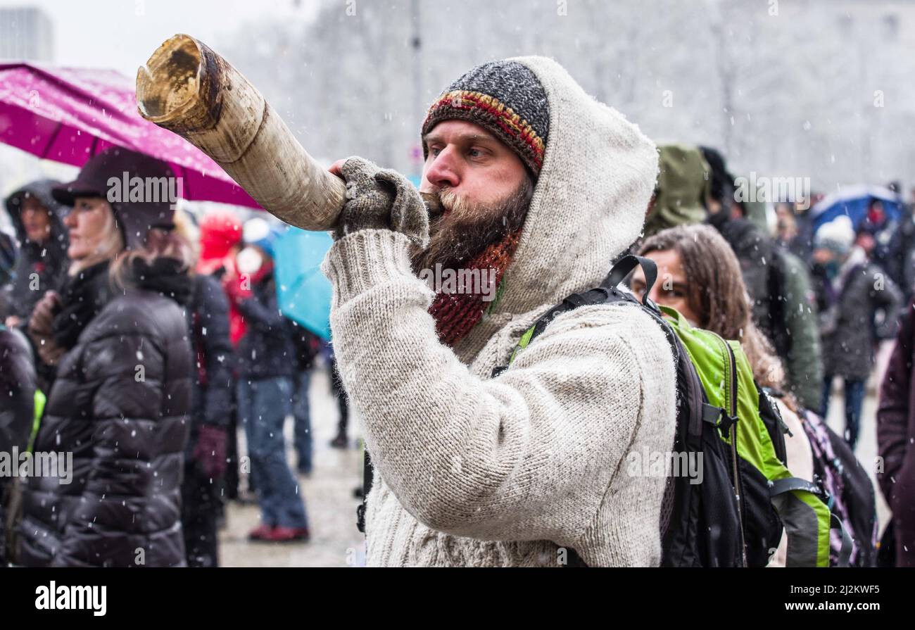 München, Bayern, Deutschland. 2. April 2022. Trotz der weitreichenden Lockerungen in den Anti-Corona-Vorschriften, einschließlich der Abschaffung der meisten Regeln und immer noch keiner Impfpflicht, organisierten die Corona-Rebellen in München einen großen Protest vor allem gegen Impfstoffe und Impfstoffmandate, die es nicht gibt. Die Grundlage für ihre Argumentation basierte größtenteils auf Verschwörungen, einschließlich medizinischer und genetischer Experimente an Menschen, der Neuen Weltordnung und Entvölkerung. Die Demos signalisieren, dass die Gruppe trotz der Lockerung der Maßnahmen bereit ist, sich mit einem beliebigen Keilthema gegen ihr Hauptthema zu drehen Stockfoto