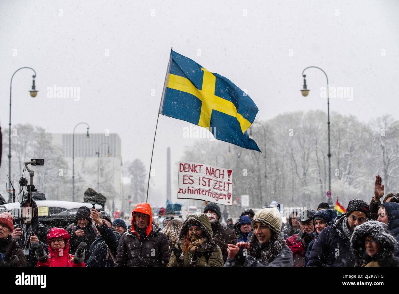 München, Bayern, Deutschland. 2. April 2022. Trotz der weitreichenden Lockerungen in den Anti-Corona-Vorschriften, einschließlich der Abschaffung der meisten Regeln und immer noch keiner Impfpflicht, organisierten die Corona-Rebellen in München einen großen Protest vor allem gegen Impfstoffe und Impfstoffmandate, die es nicht gibt. Die Grundlage für ihre Argumentation basierte größtenteils auf Verschwörungen, einschließlich medizinischer und genetischer Experimente an Menschen, der Neuen Weltordnung und Entvölkerung. Die Demos signalisieren, dass die Gruppe trotz der Lockerung der Maßnahmen bereit ist, sich mit einem beliebigen Keilthema gegen ihr Hauptthema zu drehen Stockfoto
