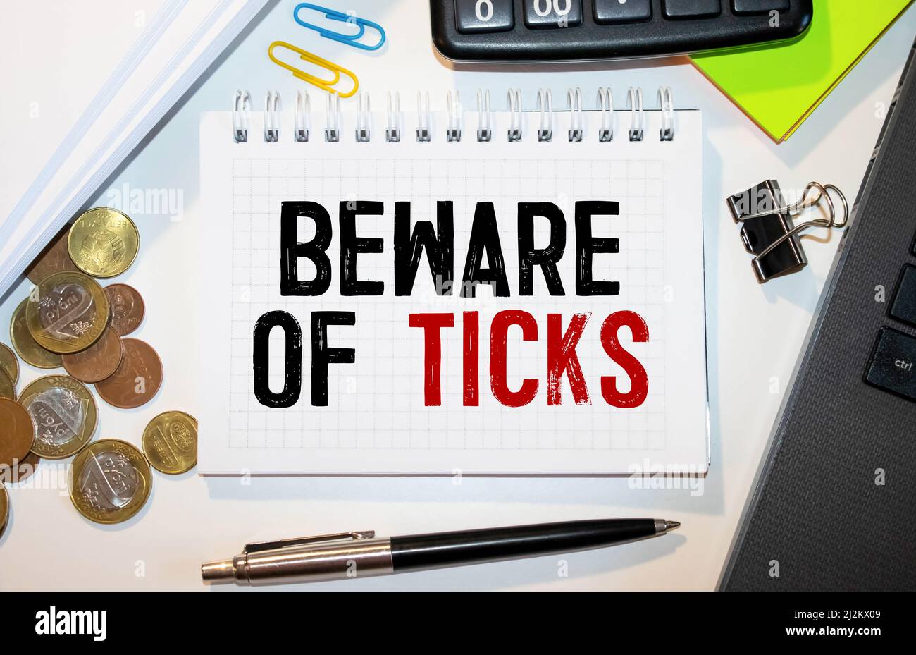 Altes Warnzeichen von Zecken in deutschland - Achtung vor Zecken im hohen Gras Stockfoto