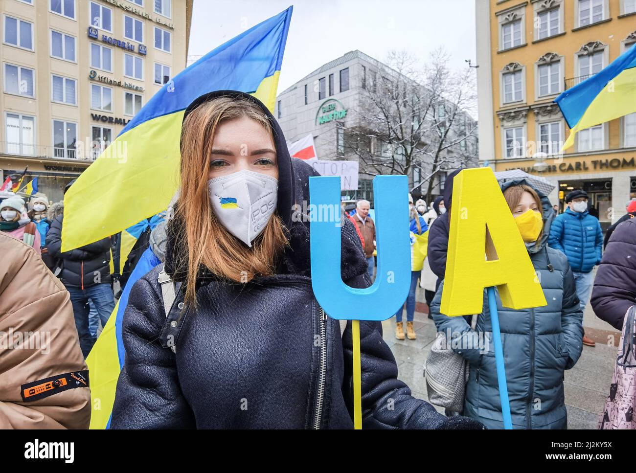München, Bayern, Deutschland. 2. April 2022. Wie es scheint, zieht sich Russland aus verschiedenen Regionen in der Ukraine zurück, um sich für einen brutalen Kampf im Donbass und den umliegenden Regionen des Landes zu regruppieren, Belarussen und Delegierte verschiedener Parteien kamen mit Ukrainern zusammen, um gegen den Krieg zu protestieren und um Solidarität und Hilfe für die Flüchtlinge sowie politische Veränderungen im Westen zu bitten, um eine weitere Finanzierung von Putins Kriegsmaschinerie zu verhindern. (Bild: © Sachelle Babbar/ZUMA Press Wire) Stockfoto