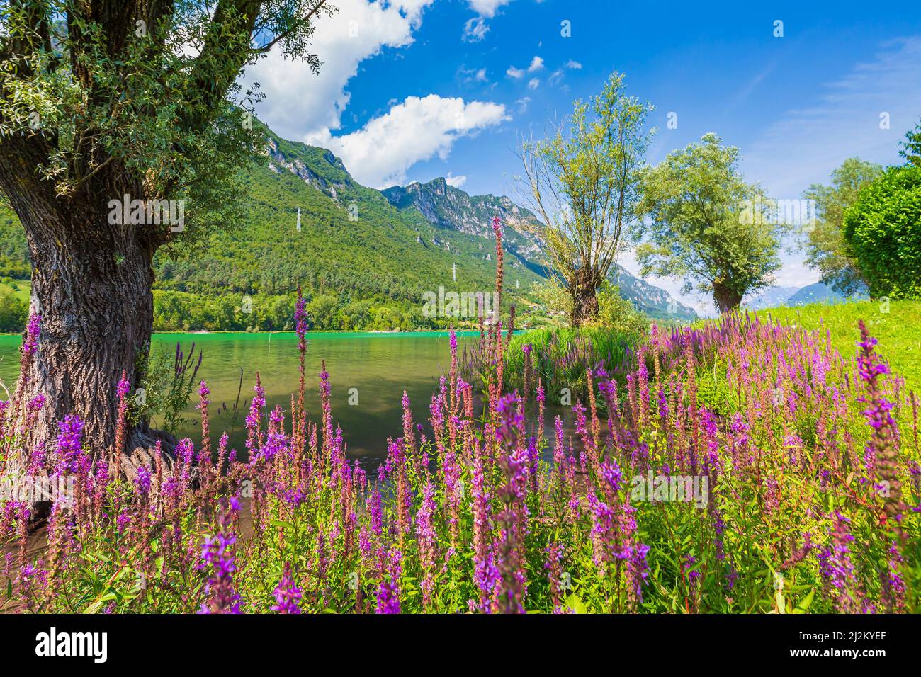 Der Idrosee Italien. Natur Landschaft für Abenteuer, Wandern und Freizeit Tourismus. Blaues Wasser und Himmel, Sommer. Stockfoto