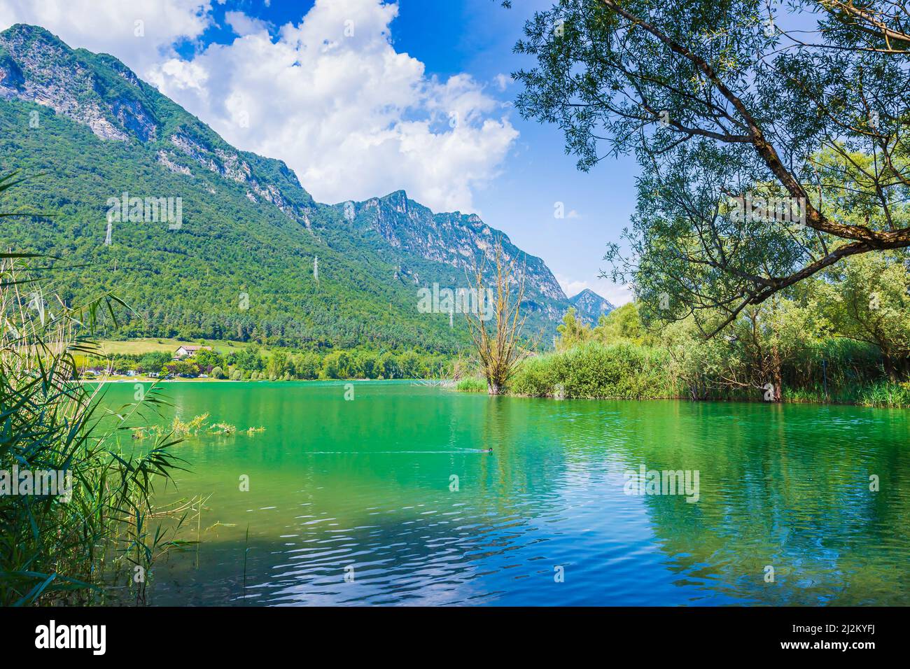 Der Idrosee Italien. Natur Landschaft für Abenteuer, Wandern und Freizeit Tourismus. Blaues Wasser und Himmel, Sommer. Stockfoto