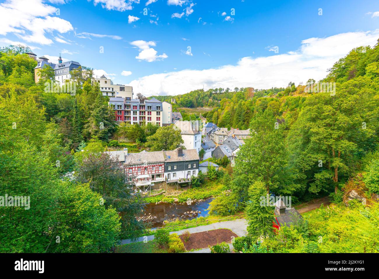 Das Beste des touristischen Dorfes Monschau, in den Hügeln der Nordeifel gelegen, im Naturpark hohes Venn – Eifel im engen Tal der Stockfoto