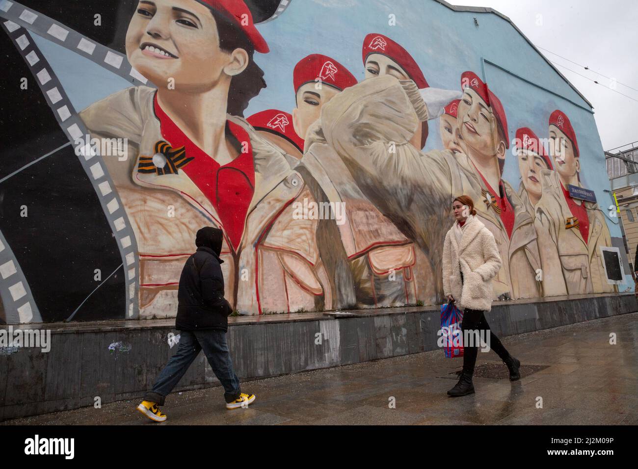 Moskau, Russland. 2.. April 2022. Riesige Graffiti mit dem Bild der Mädchen der Allrussischen Militärpatriotischen Bewegung der Jungen Armee im Bezirk Taganski in Moskau, Russland Stockfoto