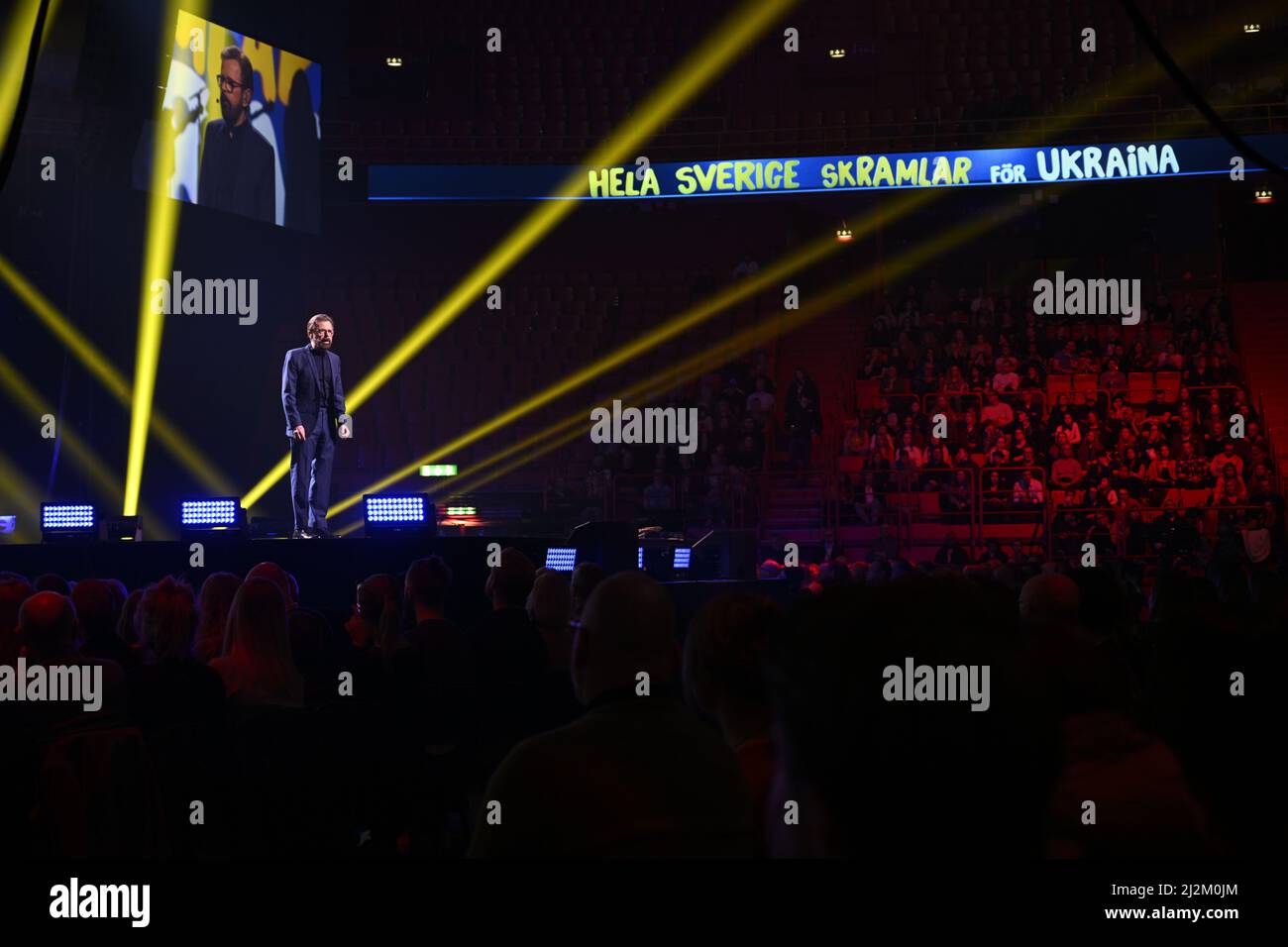 STOCKHOLM 20220402 Björn Ulvaeus spricht während der Gala ganz Schweden rattert in der Avicii Arena ein solidarisches Spendenkonzert für die Ukraine. Foto Henrik Montgomery / TT kod 10060 Stockfoto