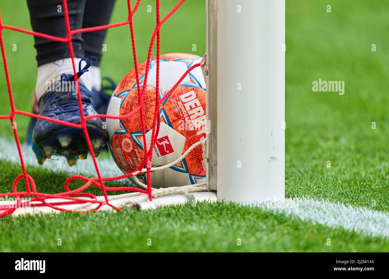 Freiburg, Deutschland. 02. April 2022. Liga Ball im Spiel SC FREIBURG - FC BAYERN MÜNCHEN 1-4 1.Deutsche Fußballliga am 2. April 2022 in Freiburg, Deutschland. Saison 2021/2022, Spieltag 28, 1.Bundesliga, FCB, München, 28.Spieltag. FCB, © Peter Schatz / Alamy Live News - die DFL-VORSCHRIFTEN VERBIETEN DIE VERWENDUNG VON FOTOGRAFIEN als BILDSEQUENZEN und/oder QUASI-VIDEO - Quelle: Peter Schatz/Alamy Live News Stockfoto