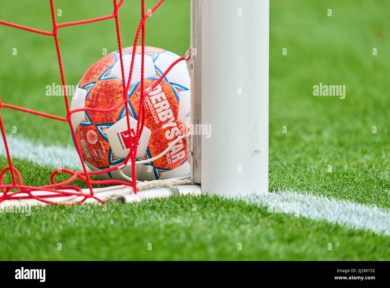 Freiburg, Deutschland. 02. April 2022. Liga Ball im Spiel SC FREIBURG - FC BAYERN MÜNCHEN 1-4 1.Deutsche Fußballliga am 2. April 2022 in Freiburg, Deutschland. Saison 2021/2022, Spieltag 28, 1.Bundesliga, FCB, München, 28.Spieltag. FCB, © Peter Schatz / Alamy Live News - die DFL-VORSCHRIFTEN VERBIETEN DIE VERWENDUNG VON FOTOGRAFIEN als BILDSEQUENZEN und/oder QUASI-VIDEO - Quelle: Peter Schatz/Alamy Live News Stockfoto