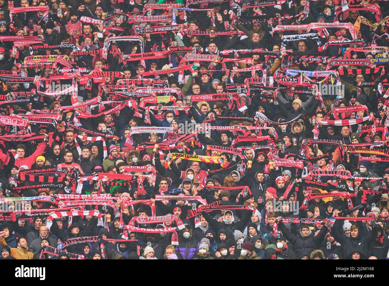 Freiburg, Deutschland. 02. April 2022. Freiburg Fans im Spiel SC FREIBURG - FC BAYERN MÜNCHEN 1-4 1.Deutsche Fußballliga am 2. April 2022 in Freiburg, Deutschland. Saison 2021/2022, Spieltag 28, 1.Bundesliga, FCB, München, 28.Spieltag. FCB, © Peter Schatz / Alamy Live News - die DFL-VORSCHRIFTEN VERBIETEN DIE VERWENDUNG VON FOTOGRAFIEN als BILDSEQUENZEN und/oder QUASI-VIDEO - Quelle: Peter Schatz/Alamy Live News Stockfoto