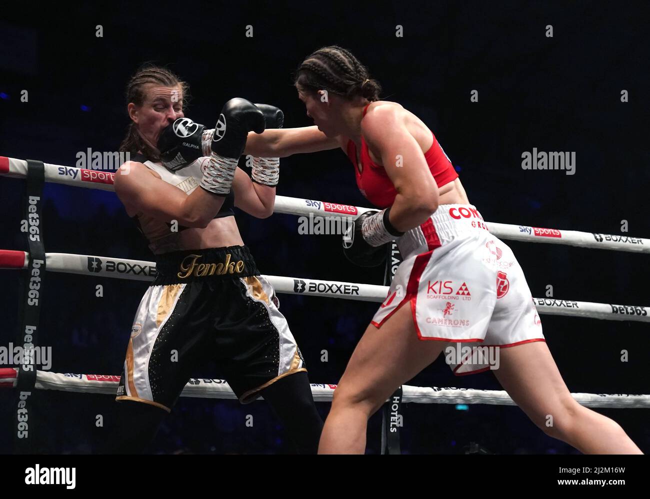 Femke Hermans (links) und Savannah Marshall in der World Boxing Organization World Female Middle Title in der utilita Arena, Newcastle. Bilddatum: Samstag, 2. April 2022. Stockfoto