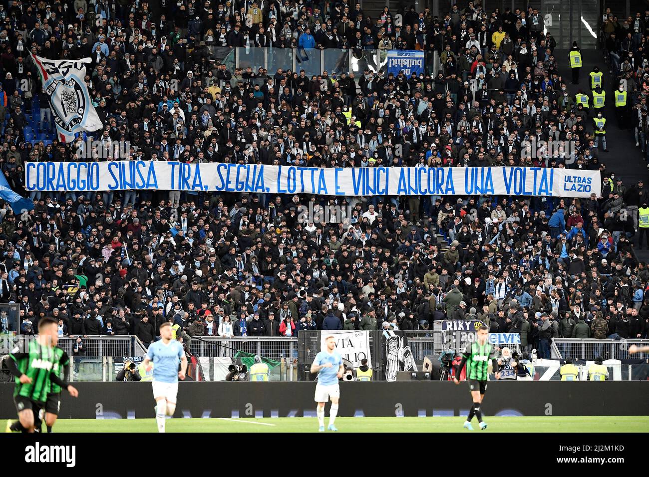 Roma, Italien. 02. April 2022. Ein Banner zur Unterstützung des Bologna-Trainers und der ehemaligen Lazio-Spielerin Sinisa Mihajlovic wird von den Lazio-Fans während des Fußballspiels der Serie A zwischen der SS Lazio und Sassuolo Calcio im Olimpico-Stadion in Rom (Italien) am 2.. April 2022 gezeigt. Foto Andrea Staccioli/Insidefoto Kredit: Insidefoto srl/Alamy Live News Stockfoto