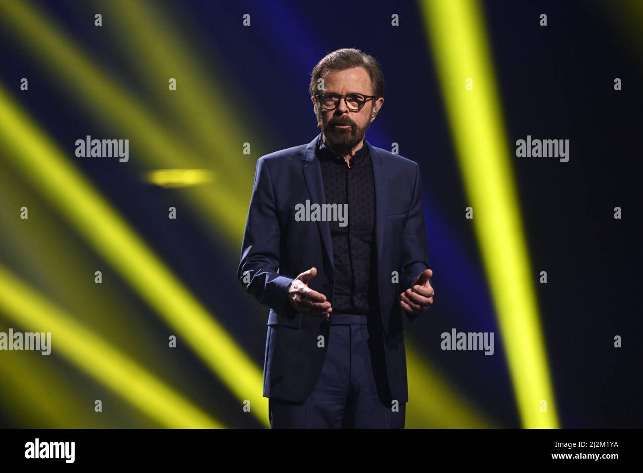 STOCKHOLM 20220402 Björn Ulvaeus spricht während der Gala ganz Schweden rattert in der Avicii Arena ein solidarisches Spendenkonzert für die Ukraine. Foto Henrik Montgomery / TT kod 10060 Stockfoto