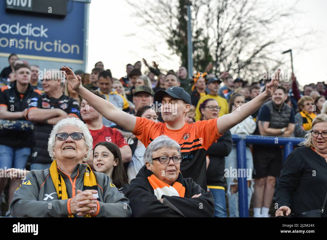 Leeds, England - 26.. März 2022 - Castleford Tigers Fans. Rugby League Betfred Challenge Cup Leeds Rhinos vs Castleford Tigers im Headingley Stadium, Leeds, Großbritannien Dean Williams Stockfoto