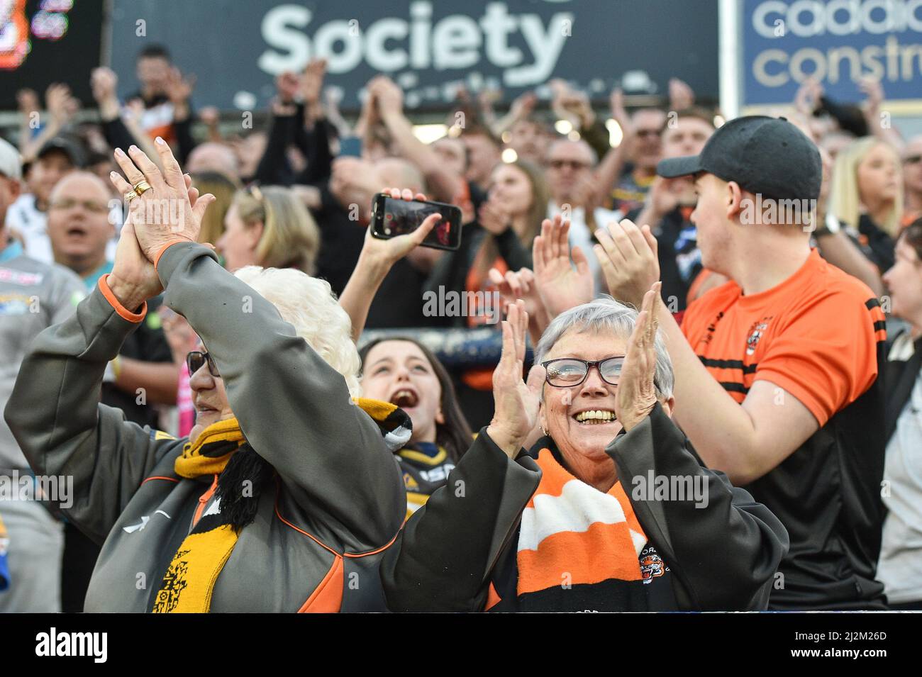 Leeds, England - 26.. März 2022 - Castleford Tigers Fans. Rugby League Betfred Challenge Cup Leeds Rhinos vs Castleford Tigers im Headingley Stadium, Leeds, Großbritannien Dean Williams Stockfoto