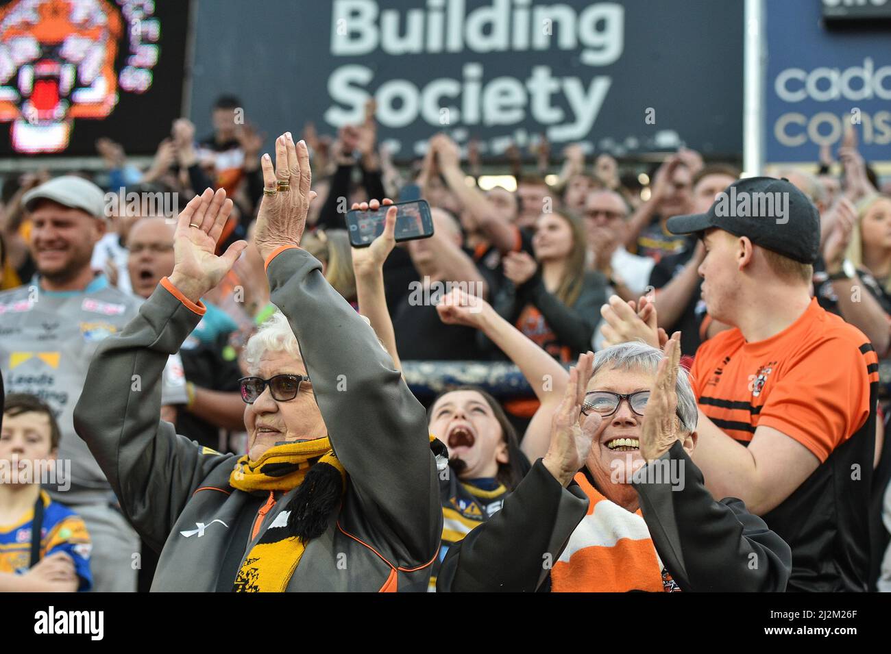 Leeds, England - 26.. März 2022 - Castleford Tigers Fans. Rugby League Betfred Challenge Cup Leeds Rhinos vs Castleford Tigers im Headingley Stadium, Leeds, Großbritannien Dean Williams Stockfoto