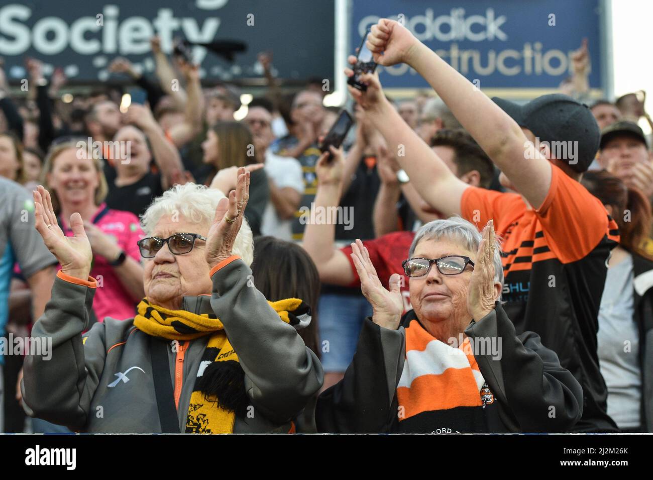 Leeds, England - 26.. März 2022 - Castleford Tigers Fans. Rugby League Betfred Challenge Cup Leeds Rhinos vs Castleford Tigers im Headingley Stadium, Leeds, Großbritannien Dean Williams Stockfoto