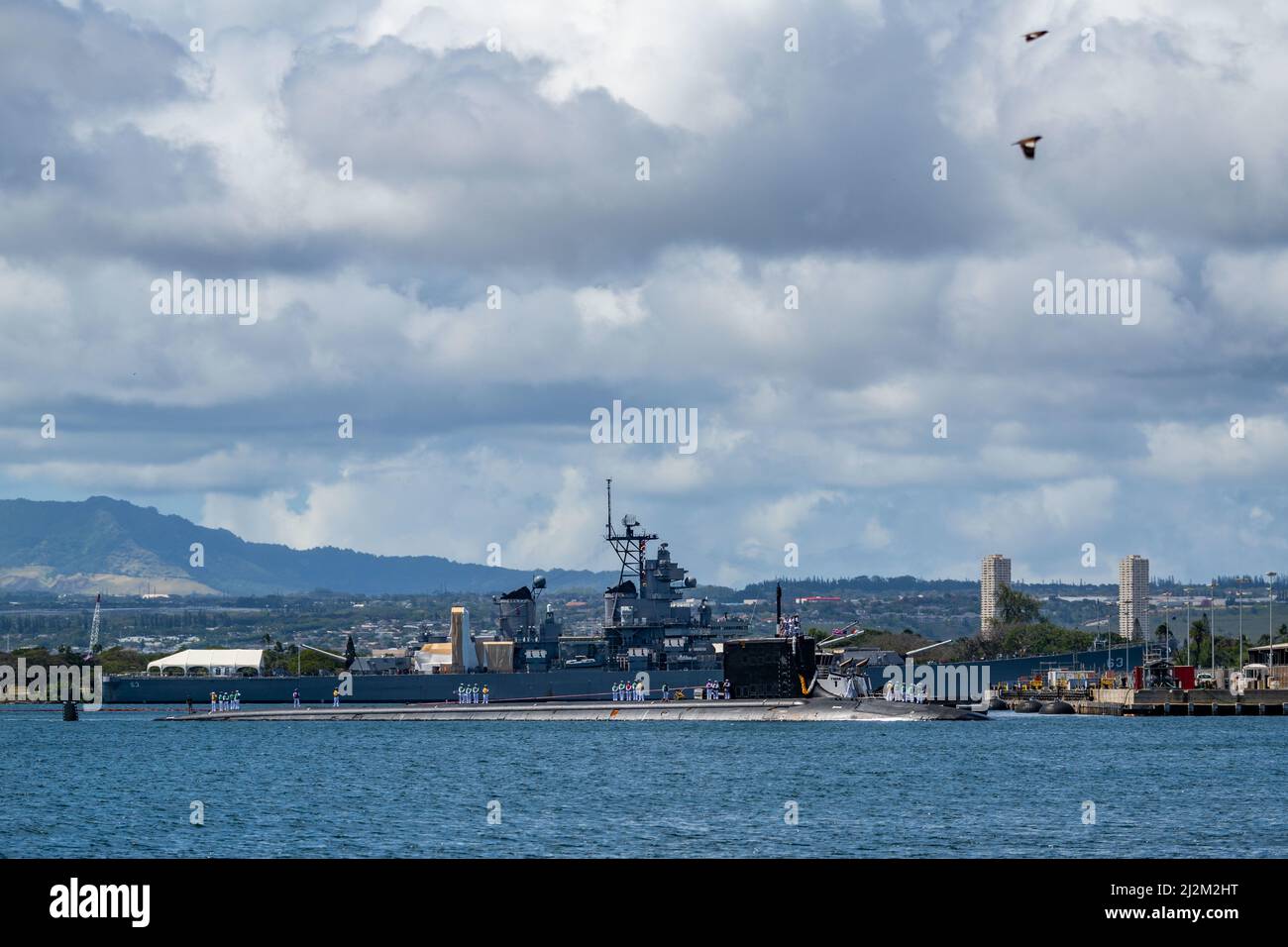220331-N-KB401-1279 JOINT BASE PEARL HARBOR-HICKAM (31. März 2022) -- das Schnellangriffs-U-Boot USS Missouri (SSN 780) der Virginia-Klasse passiert das Schlachtschiff USS Missouri (BB 63) Memorial, während das Boot vom Einsatz im Verantwortungsbereich der Flotte von 7. zur Joint Base Pearl Harbor-Hickam zurückkehrt. Missouri führte während des erweiterten siebenmonatigen Indo-Pazifik-Einsatzes ein ganzes Spektrum an Operationen durch, einschließlich der Anti-U-Boot- und Anti-Oberflächen-Kriegsführung. (USA Navy Foto von Mass Communication Specialist 1. Klasse Michael B. Zingaro/veröffentlicht) Stockfoto