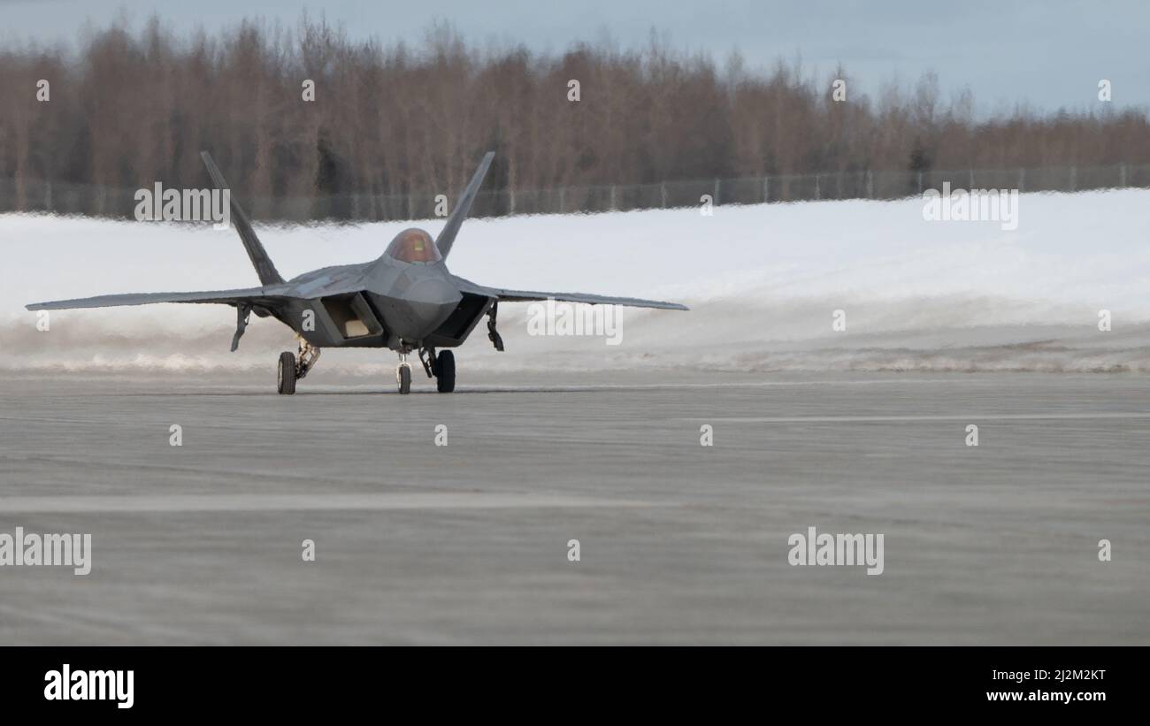 Eine US Air Force F-22 Raptor taxis auf der Fluglinie während der Polar Force 22-4 auf der Joint Base Elmendorf-Richardson, Alaska, 1. April 2022. Die F-22 führt sowohl Luft-Luft- als auch Luft-Boden-Missionen durch und ist damit ein wichtiges Werkzeug für die Luftwaffe des 21.. Jahrhunderts. Die Eigenschaften des F-22 bieten synergistische Effekte und erhöhen die Letalität gegen alle fortgeschrittenen Luftbedrohungen. (USA Luftwaffe Foto von Airman 1. Class Andrew Britten) Stockfoto