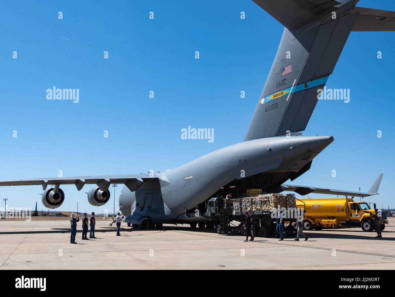 Air National Guard Transportflugmänner der Logistic Readiness Squadron 136. arbeiten gemeinsam mit Auftragnehmern aus Burleson, TX, daran, vor einem Super-Puma-Hubschrauber Paletten mit Hilfsausrüstung für den Transport auf einer C-17 vorzubereiten und zu laden, die für den Verantwortungsbereich von US AFRICOM im März 20 ansteuert. 2022 im NAS Fort Worth JRB, Texas. Das Team der Total Force konfigurierte Paletten sowie die Rotorblätter und den Hubschrauber, um auf eine C-17 aus Dover, D., zu passen, führte die gemeinsame Inspektion durch und lud die einzigartigen Flugzeuge fachmännisch für Such- und Rettungsmissionen ein. (Foto der US Air National Guard Stockfoto