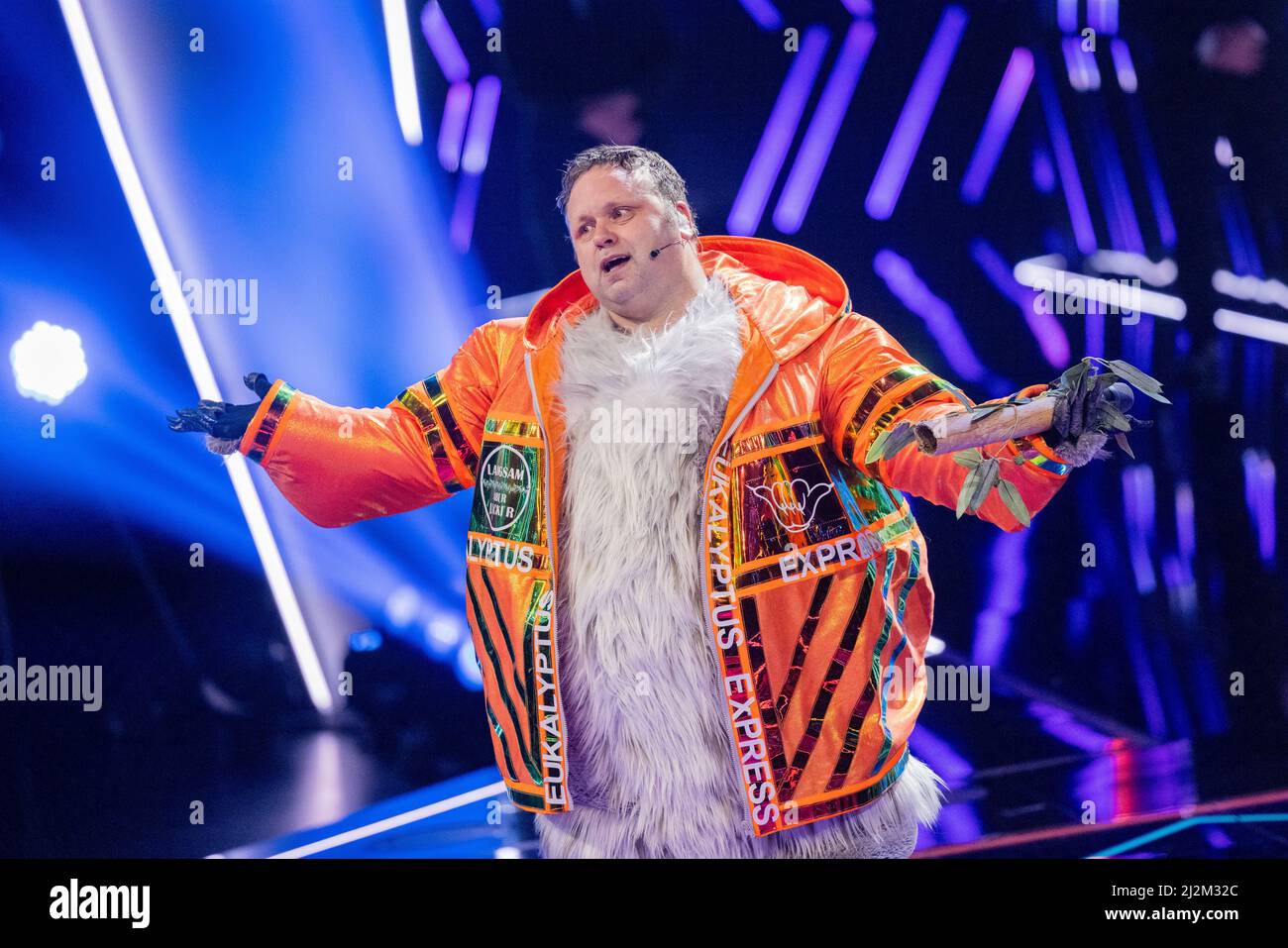 Köln, Deutschland. 02. April 2022. Paul Potts, britischer Tenor, ist in der ProSieben-Show „The Masked Singer“ als Figur „The Koala“ auf der Bühne. Quelle: Rolf Vennenbernd/dpa/Alamy Live News Stockfoto