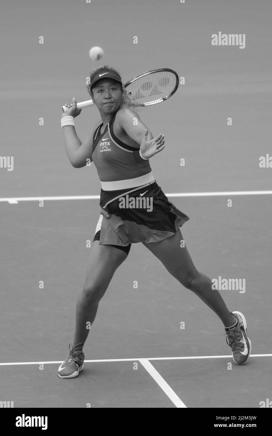 Miami Gardens, Florida am 2. April 2022. Miami Gardens, Florida am 2. April 2022. Naomi Osaka (JPN) wird von IGA Swiatek (POL) besiegt 4-6, 0-6, bei den Miami Open, die am 2. April 2022 im Hard Rock Stadium in Miami Gardens, Florida, gespielt werden: © Karla Kinne/Tennisclix/CSM Credit: CAL Sport Media/Alamy Live News Stockfoto