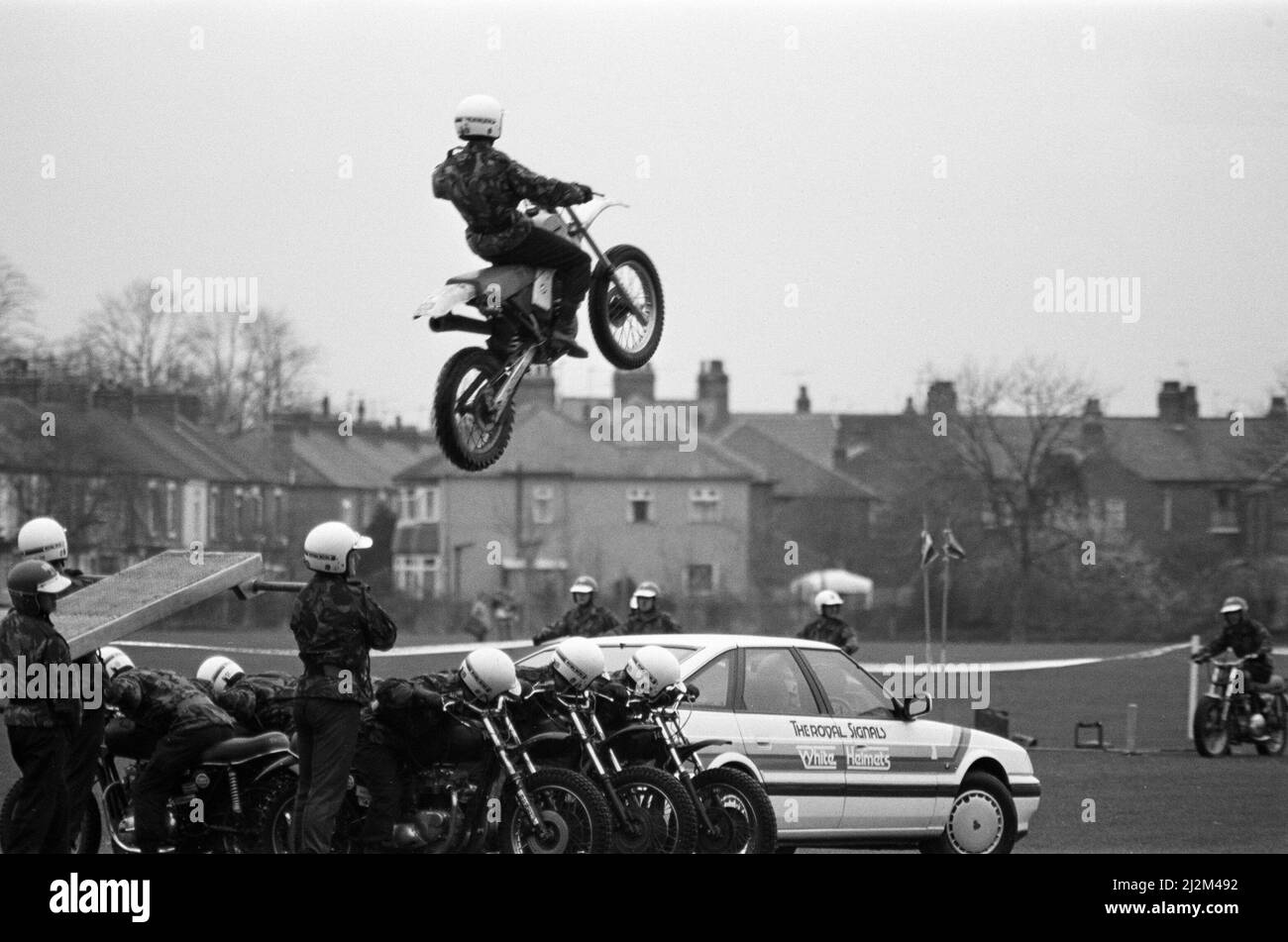 Royal Signals White Helm Motorrad Display Team, Darlington. Die Mannschaft geht im South Park der Stadt auf Herz und Nieren, um den 10.. Jahrestag der National Head Injuries Association (Headway) zu feiern. April 1989. Stockfoto