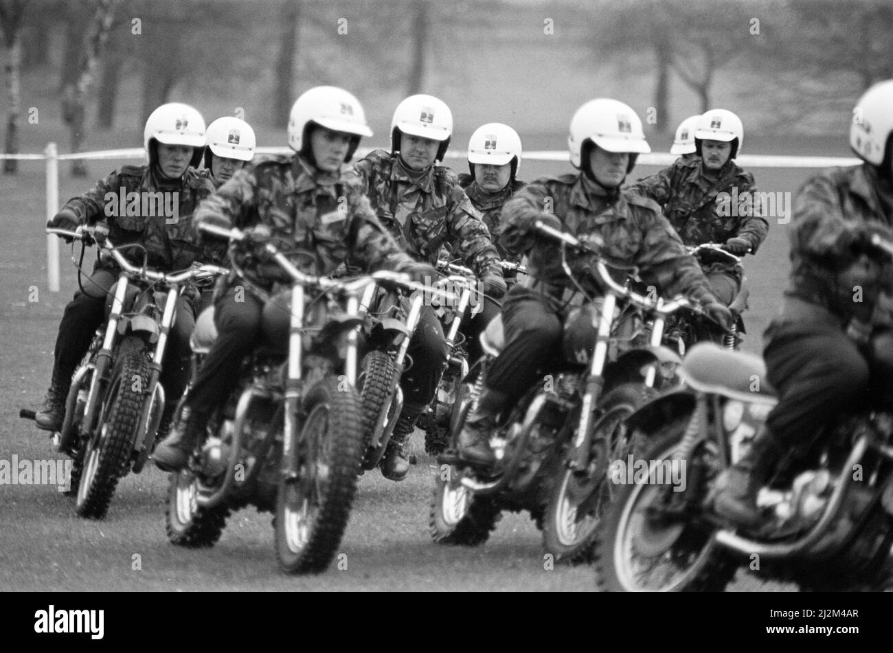 Royal Signals White Helmet Motorcycle Display Team, Darlington, die Mannschaft geht im South Park der Stadt auf Herz und Nieren, um den 10.. Geburtstag der National Head Injuries Association (Headway) im April 1989 zu feiern. Stockfoto