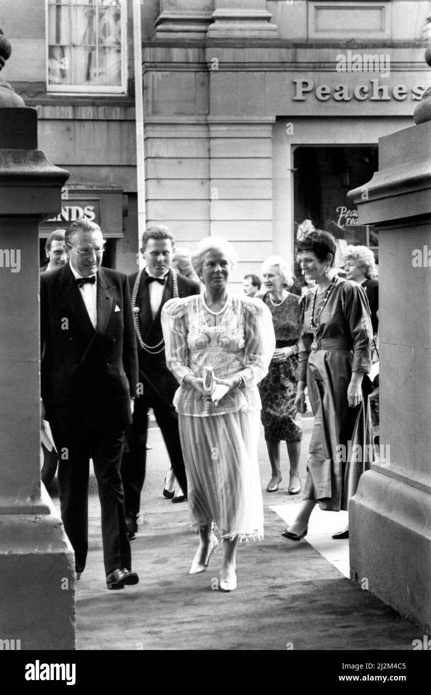 Prinz Edward von Kent - der Herzog und die Herzogin von Kent North East Royal besucht die Herzogin von Kent und besucht Newcastle, um an einer Galavorstellung der Northern Sinfonia im Theatre Royal teilzunehmen 21. Mai 1989 - die Herzogin kommt im Theater an Stockfoto