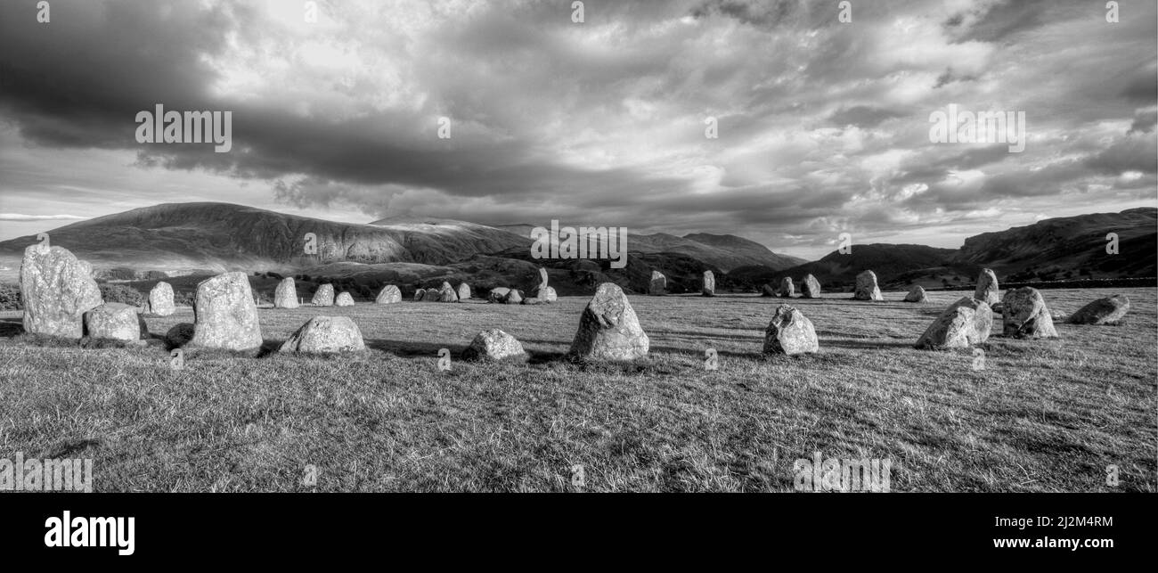 Eine Panorama-Graustufenaufnahme des Castlerig Stone Circle in England. Stockfoto