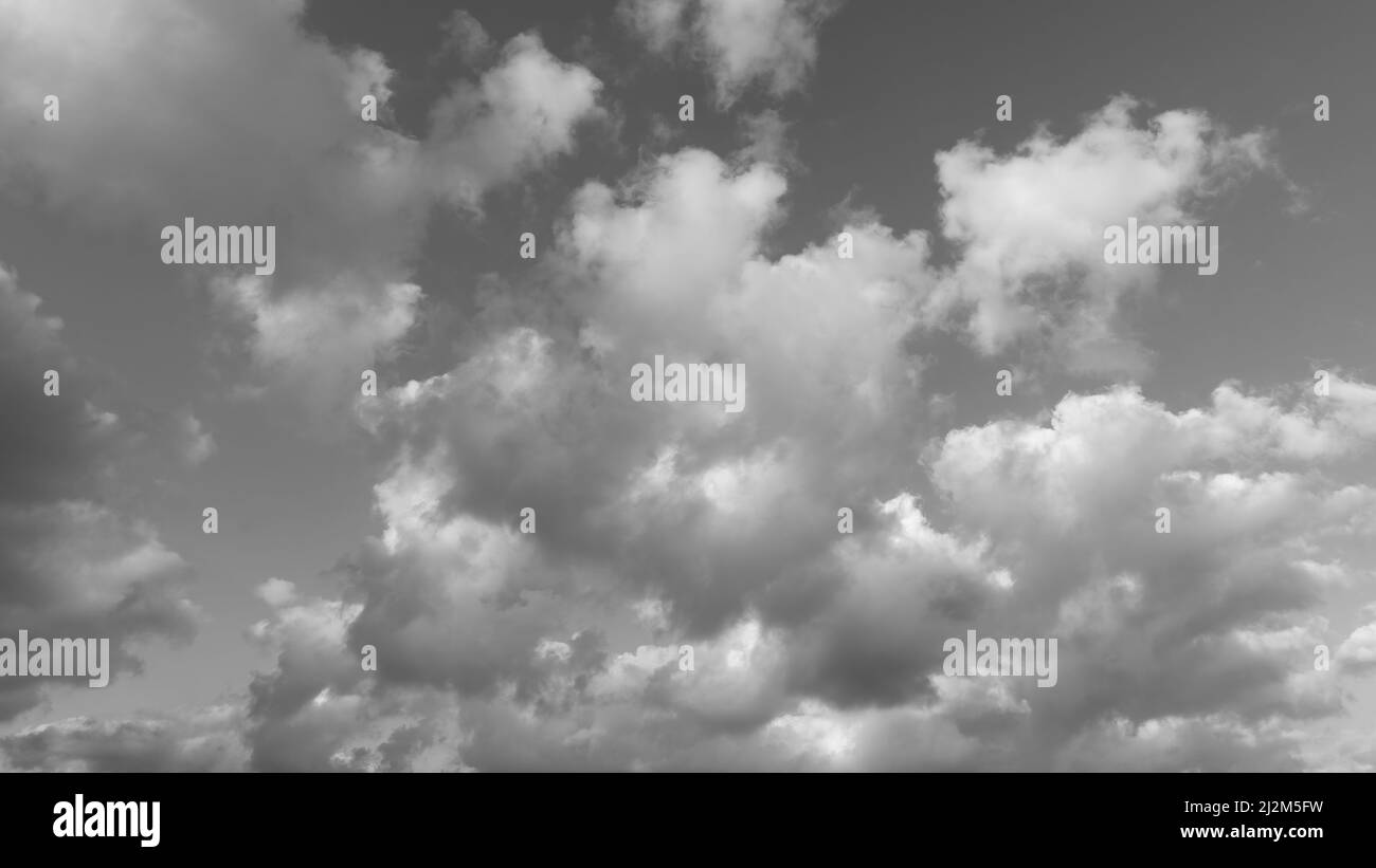 Hochauflösendes Bild Der Cumulus-Wolken Im Jahr 16: 9 Bildverhältnis Hochauflösendes Schwarz-Weiß-Format Stockfoto