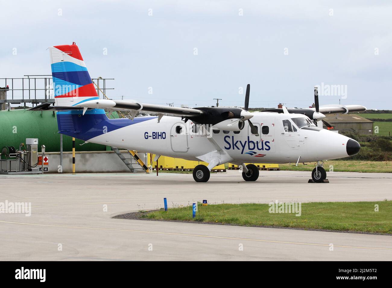 Skybus DHC-6 Twin Otter, der zwischen Lands End und St Mary's auf den Isles of Scilly fliegt Stockfoto