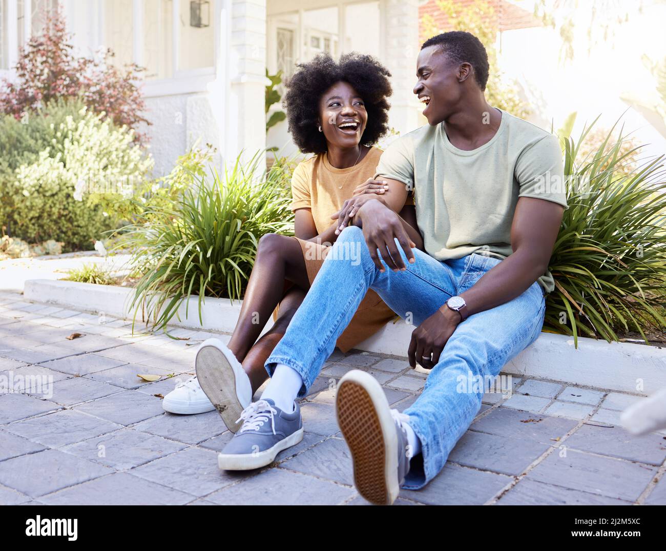 Gemeinsam lachen ist eine Liebessprache. Aufnahme eines jungen Paares, das in sein neues Haus zieht. Stockfoto