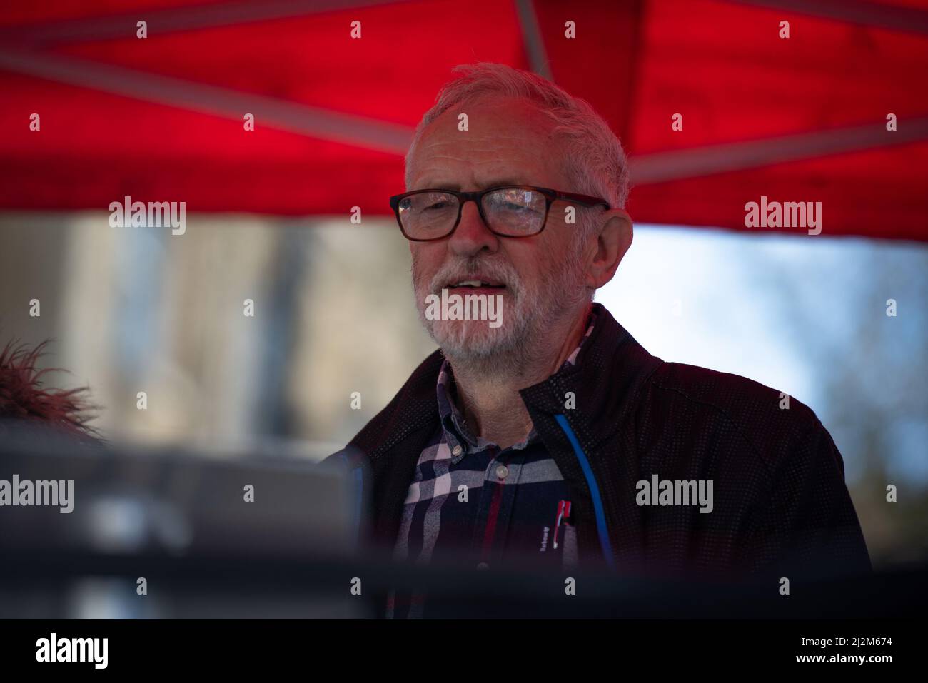 London, Großbritannien. 02. April 2022. Jeremy Corbyn nimmt an der Demonstration Teil. Die Lebenshaltungskosten-Krise „Wir können nicht bezahlen“, wurde von der Volksversammlung in London eine Protestaktion zur Gerechtigkeit der P&O-Arbeiter gegen die Zunahme der Energiekosten, die Zunahme der Lebenshaltungskosten und die aktuelle Regierung organisiert. (Foto von Loredana Sangiuliano/SOPA Images/Sipa USA) Quelle: SIPA USA/Alamy Live News Stockfoto