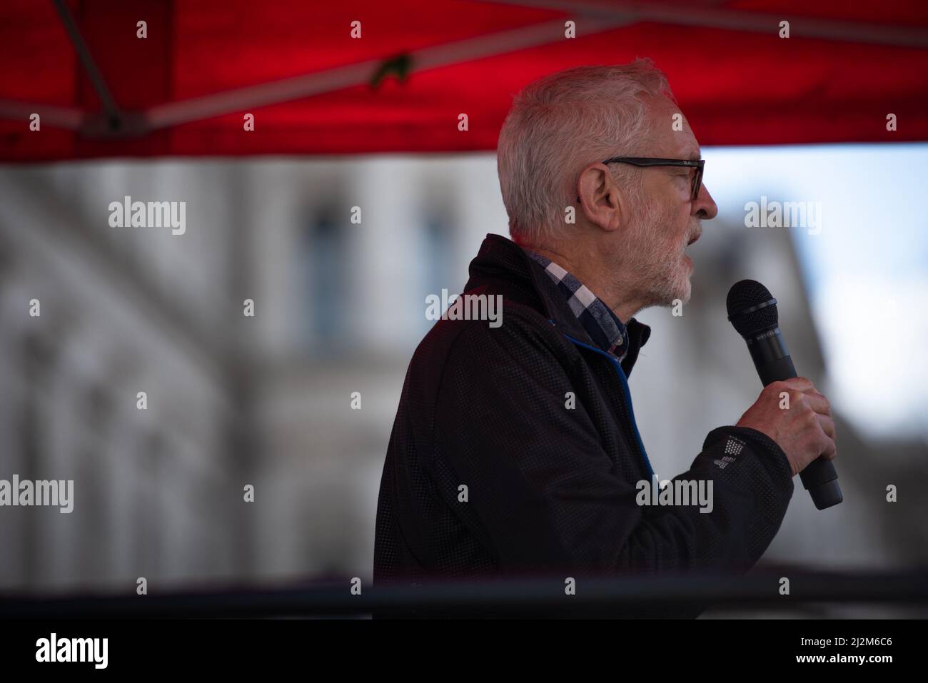 London, Großbritannien. 02. April 2022. Jeremy Corbyn spricht während der Demonstration. Die Lebenshaltungskosten-Krise „Wir können nicht bezahlen“, wurde von der Volksversammlung in London eine Protestaktion zur Gerechtigkeit der P&O-Arbeiter gegen die Zunahme der Energiekosten, die Zunahme der Lebenshaltungskosten und die aktuelle Regierung organisiert. (Foto von Loredana Sangiuliano/SOPA Images/Sipa USA) Quelle: SIPA USA/Alamy Live News Stockfoto