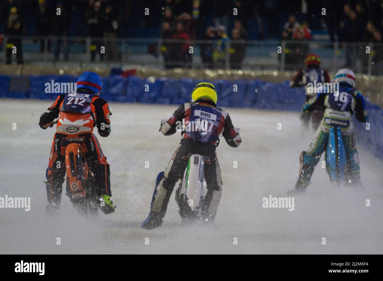 Heerenveen, Niederlande. 02. April 2022. HEERENVEEN, NL.Andrej Divis (107) jagt Lukas Hutla (212) und Luca Bauer (16) während des FIM Ice Speedway Gladiators World Championship Final 3 bei Ice Rink Thialf, Heerenveen am Samstag, den 2. April 2022. (Kredit: Ian Charles | MI News) Kredit: MI News & Sport /Alamy Live News Stockfoto