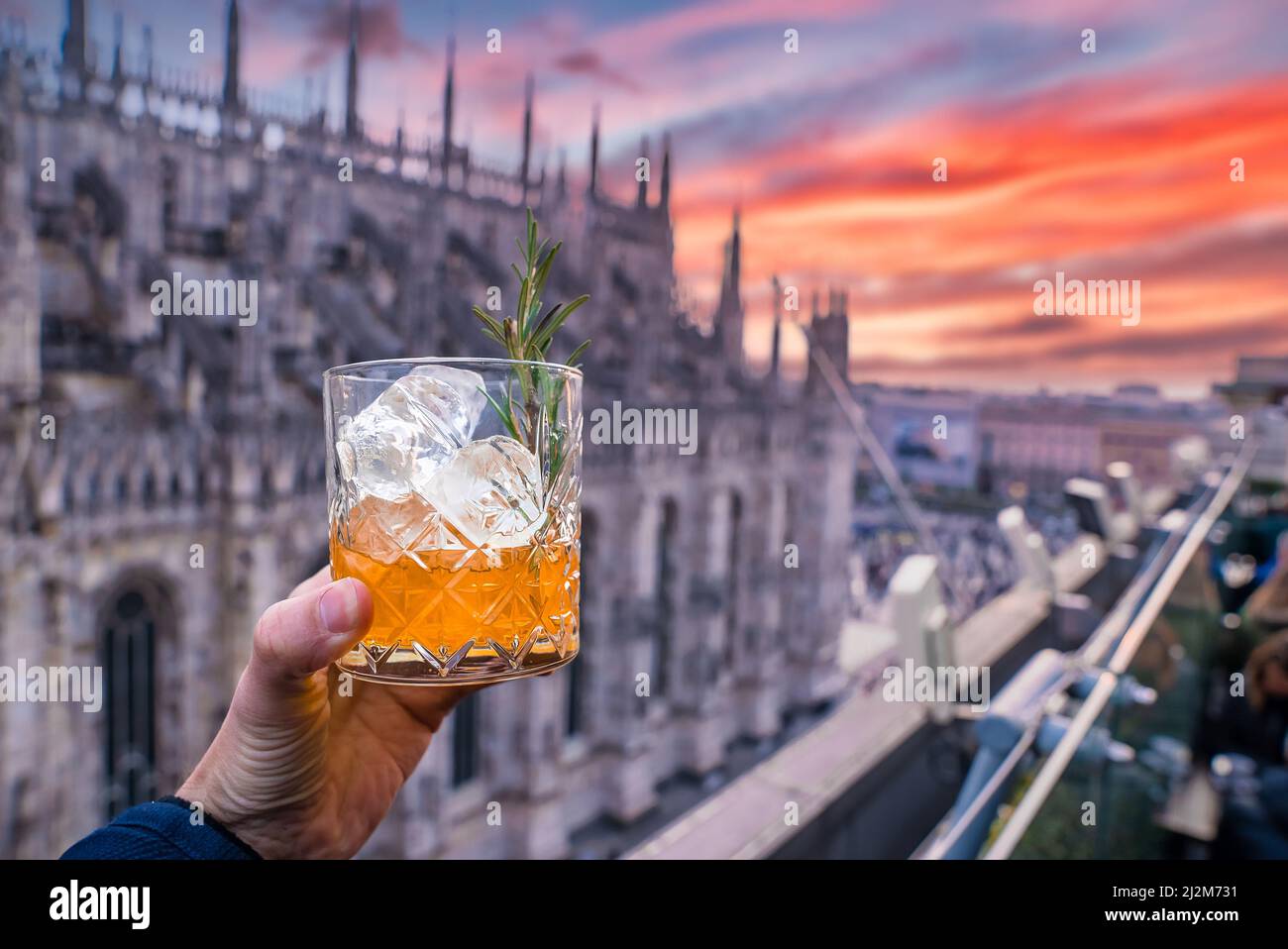 Trinken Sie einen leckeren Cocktail mit einem atemberaubenden Blick auf Mailand Stockfoto