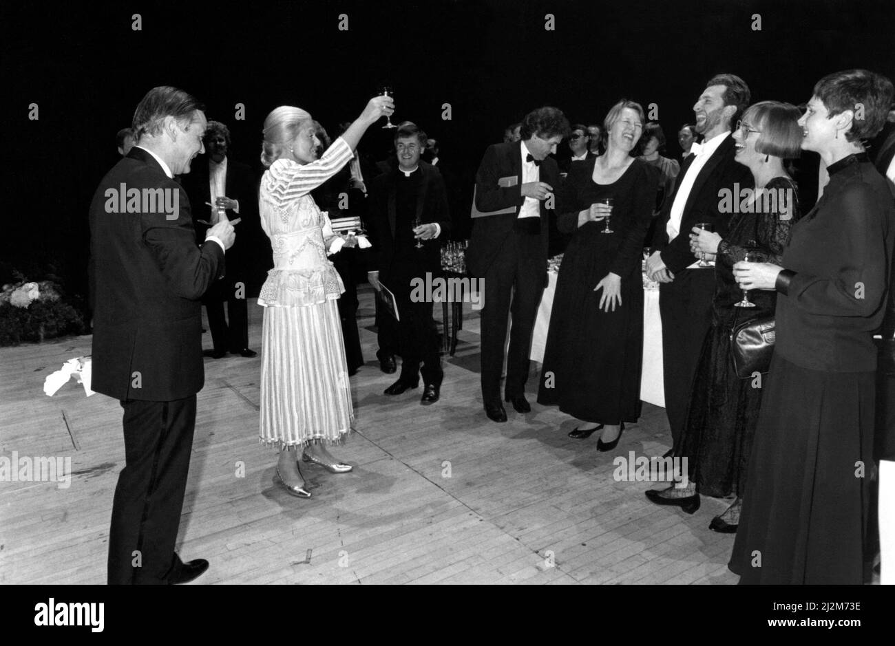 Prinz Edward von Kent - der Herzog und die Herzogin von Kent North East Royal besucht die Herzogin von Kent und besucht Newcastle, um an einer Galavorstellung der Northern Sinfonia im Theatre Royal teilzunehmen 21. Mai 1989 - die Herzogin kröstet den Erfolg des orchesters nach der Aufführung Stockfoto