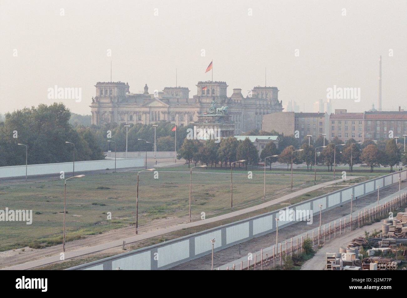 Blick auf West-Berlin gegenüber der Mauer von Ost-Berlin, zeigt das Brandenburger Tor und den Reichstag im Hintergrund 22.. September 1989. Stockfoto