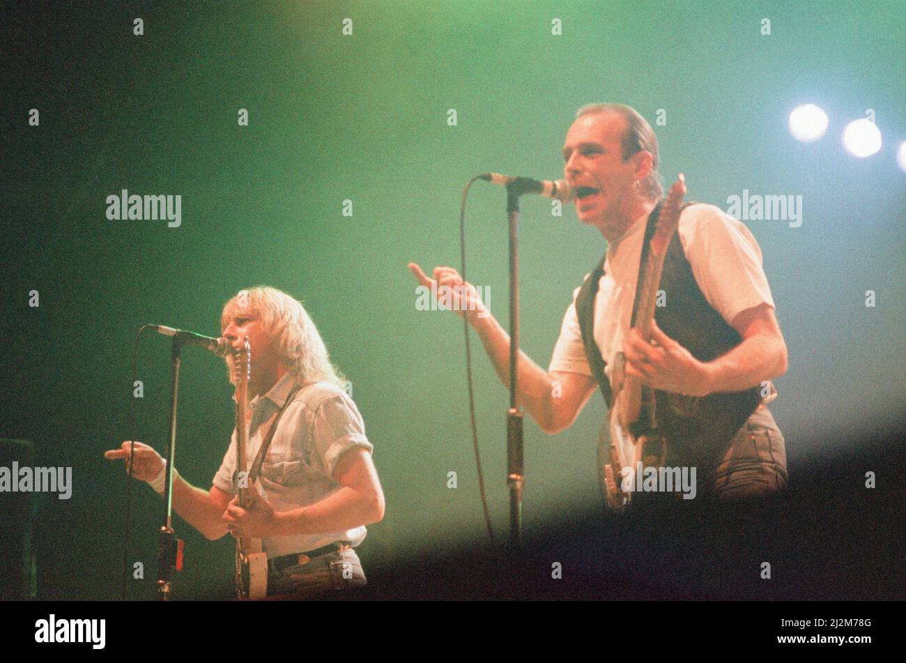 Status Quo im Konzert im NEC in Birmingham, 11.. Dezember 1990. Unser Bild Zeigt ... Rick Parfitt und Francis Rossi Stockfoto