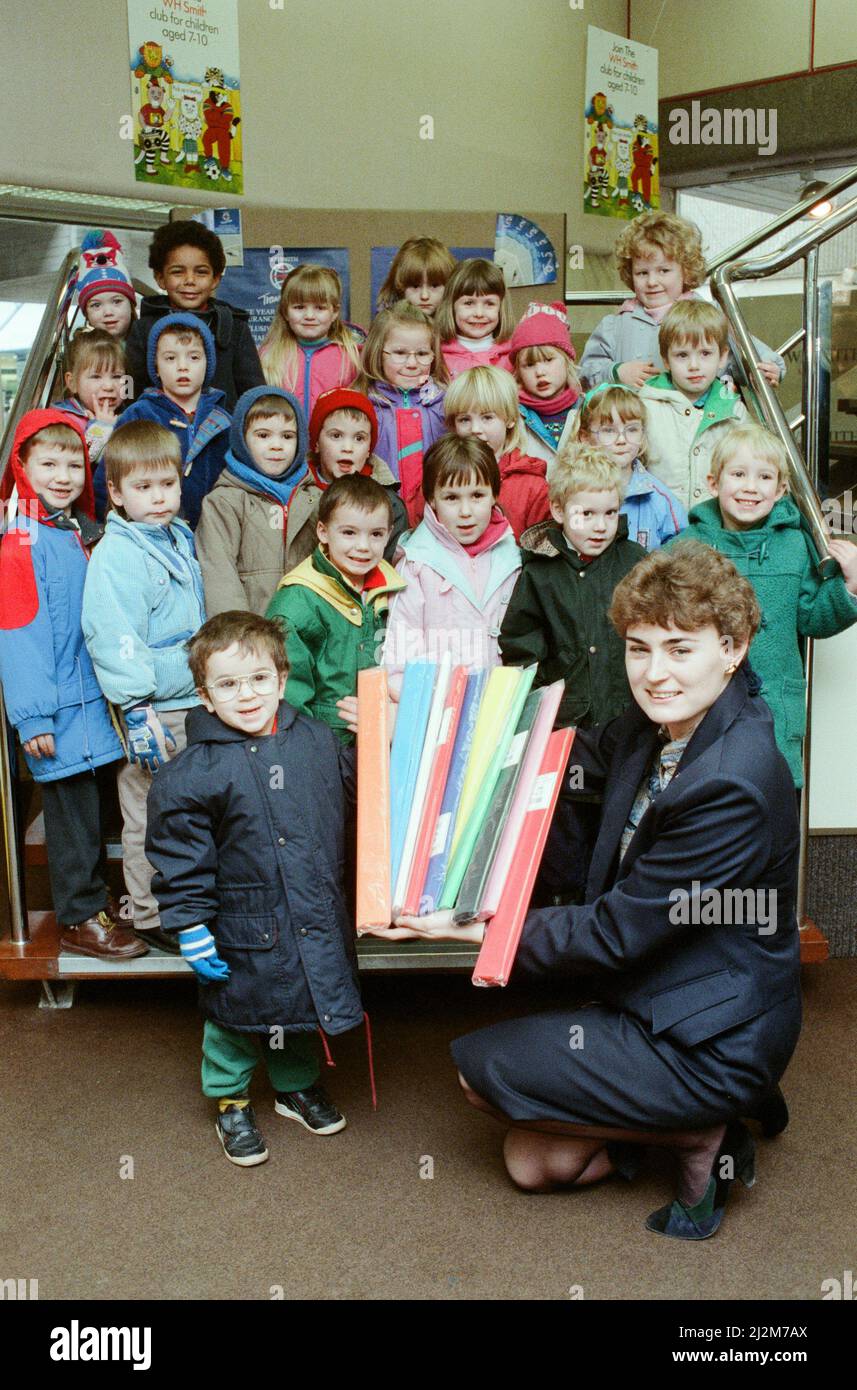 Luke Walker, von der Martsden Nursery School, wird mit Klassenkameraden gesehen, die W H Smith¿ Geschäft in Huddersfield besucht haben, wobei die stellvertretende Geschäftsführerin Frau Alison Ledger ein anderes farbliches Papier zeigte. Der Besuch war Teil¿neuesten Themenprojekts der Schüler auf Papier. Sie haben sich Zeitungen, verschiedene Papiersorten und die Verwendung von Papier angesehen. Sie haben Modelle hergestellt und in ihrer kreativen Arbeit anderes Papier verwendet. Bei Smith¿ wurde ihnen die Palette der im Handel angebotenen Papierprodukte gezeigt. 4.. Februar 1991. Stockfoto