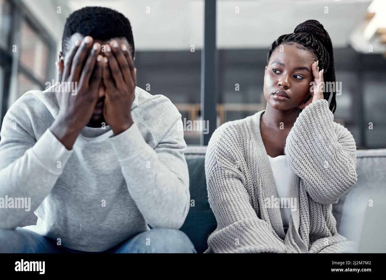 Mir ist es gar nicht mehr egal. Aufnahme eines jungen Paares, das sich nach einem Streit auf dem Sofa zu Hause ignoriert. Stockfoto
