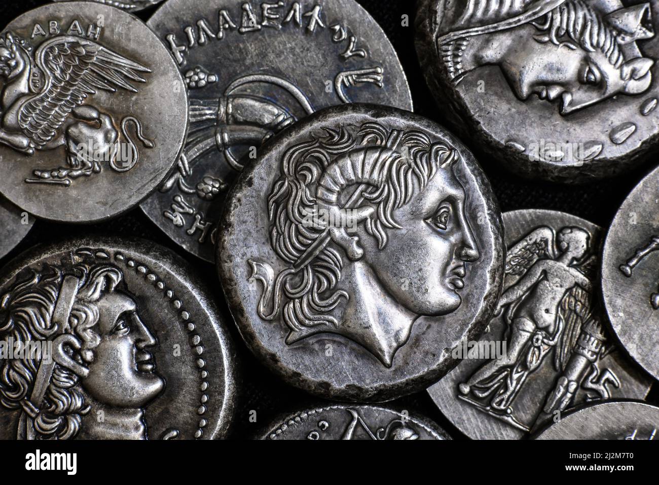 Antike griechische Münze mit Alexander dem Großen Porträt, Stapel silberner Tetradrachmenmünzen. Blick von oben auf altes, seltenes Geld. Konzept von Griechenland, wertvolle Münzen Stockfoto