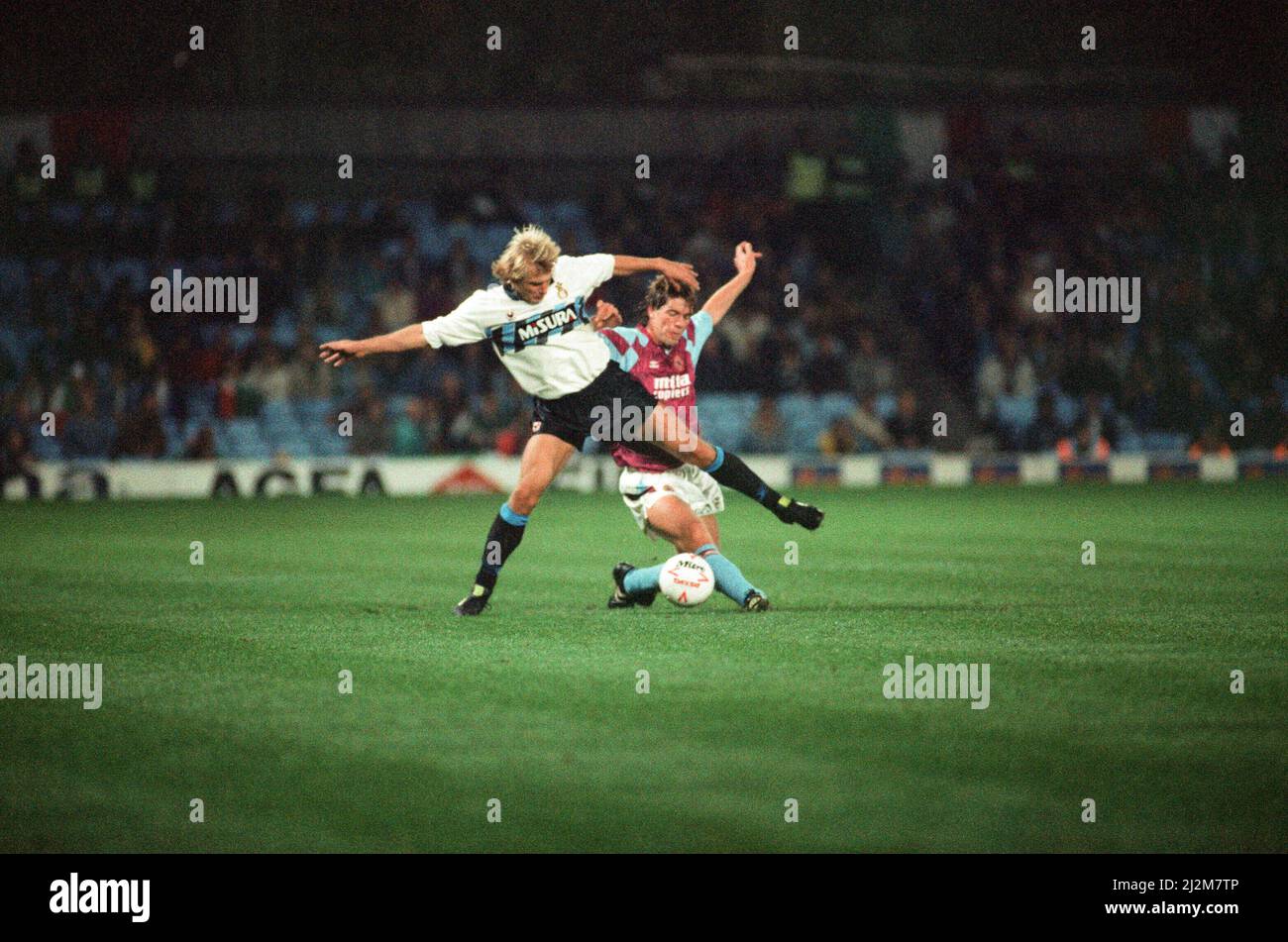 UEFA Cup 2. Runde 1. Bein Spiel, Aston Villa 2 - 0 Inter Mailand im Villa Park statt. Jurgen Klinsmann von Inter wurde von Stuart Gray für den Ball herausgefordert. 24.. Oktober 1990. Stockfoto