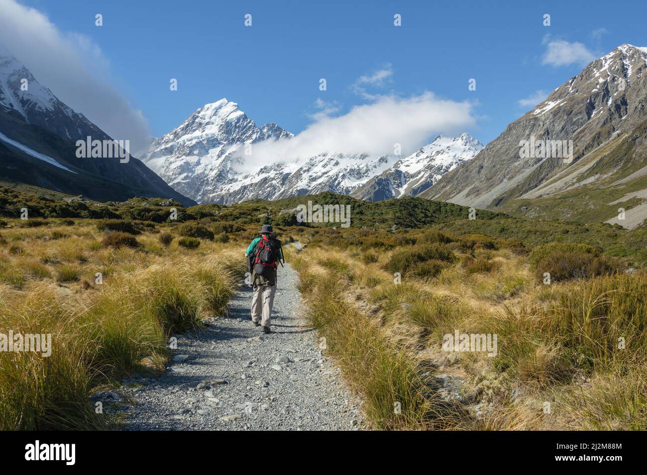Mann beim Wandern auf dem Hooker Valley Track, Mt Cook in der Ferne. Südinsel. Stockfoto