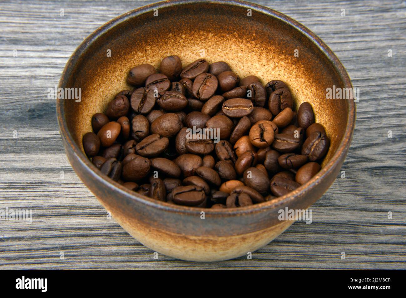 Nahaufnahme der Kaffeebohnen in der Schüssel Stockfoto