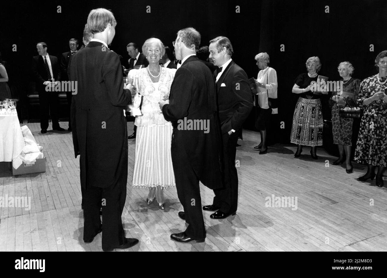 Prinz Edward von Kent - der Herzog und die Herzogin von Kent North East Royal besucht die Herzogin von Kent und besucht Newcastle, um an einer Gala der Northern Sinfonia im Theatre Royal teilzunehmen 21. Mai 1989 - die Herzogin bei einem Drink mit Mitgliedern des Orchesters Stockfoto