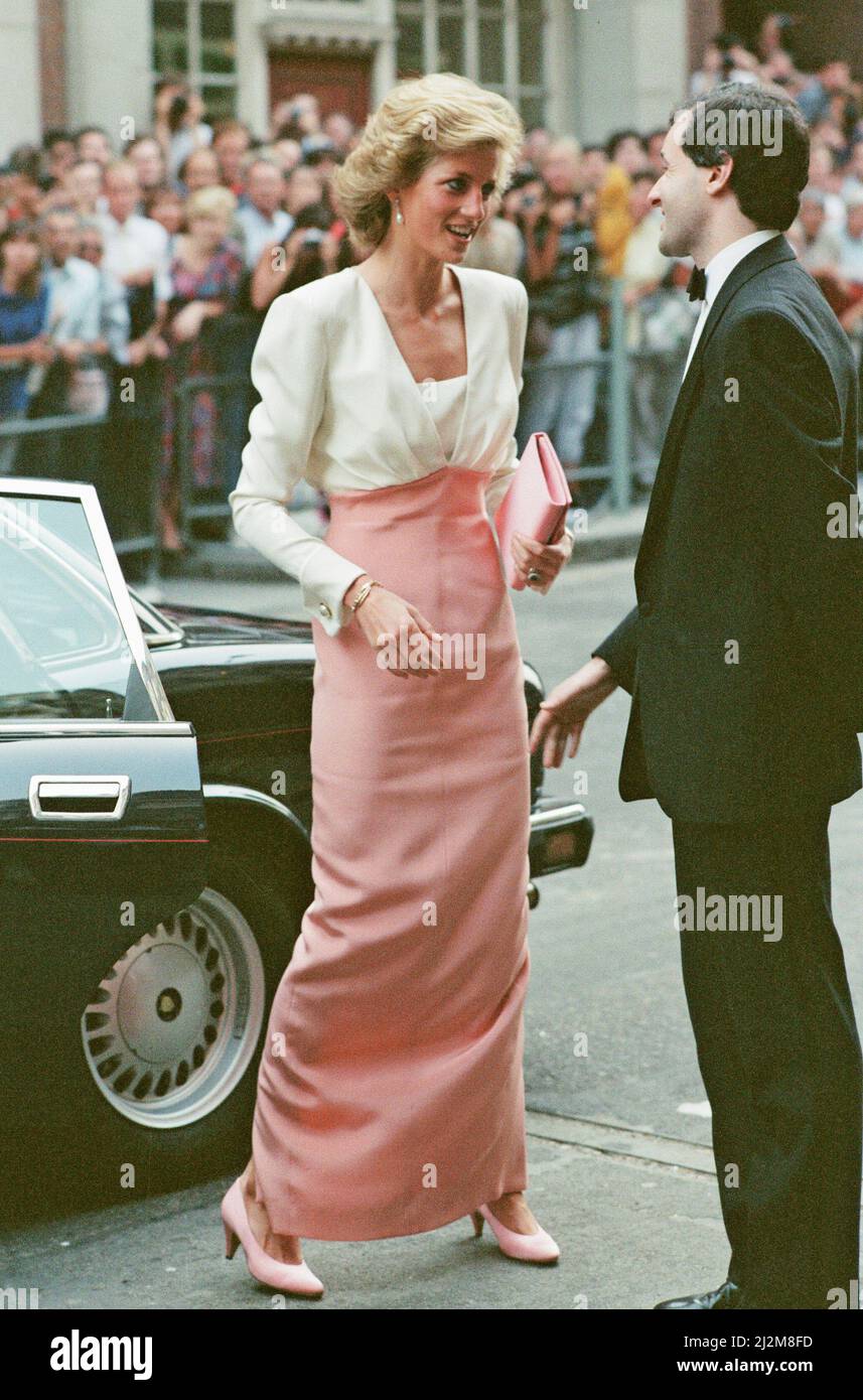 Diana, Prinzessin von Wales, kommt am Coliseum Theater in der St. Martins Lane für eine Aufführung am Schwanensee beim Bolschoi Ballett an. Die Prinzessin trägt ein von Catherine Walker entworfenes weißes und pinkes Abendkleid. Bild aufgenommen am 27.. Juli 1989. Stockfoto