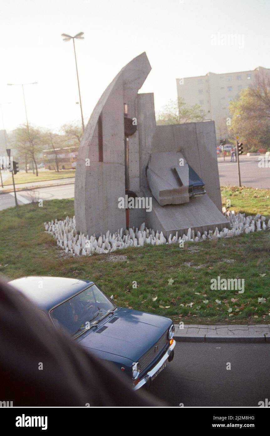 West-Berlin, Deutschland, 10 Tage nach Lockerung des Grenzübergangs durch die DDR-Regierung. Dies ermöglichte es den ostdeutschen Bürgern, in West-Berlin und West-Deutschland zu überqueren, Aufnahmen vom 19.. November 1989. Im Bild: Skulptur des deutschen Künstlers Wolf Vostell Stockfoto