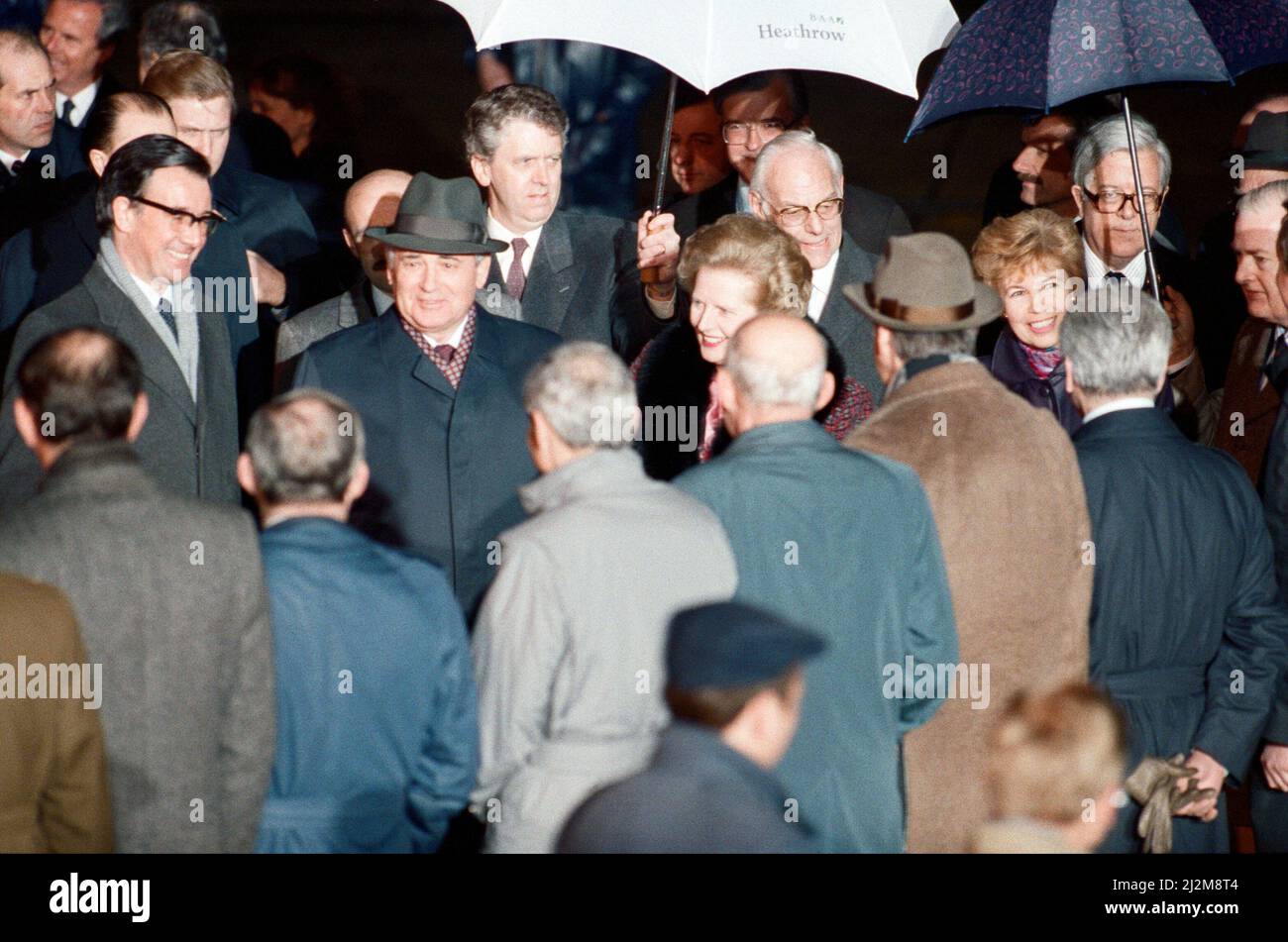 Margaret Thatcher trifft sich auf dem Flughafen Heathrow mit Michail Gorbatschow, Generalsekretär des Zentralkomitees der Kommunistischen Partei der Sowjetunion. 5.. April 1989. Stockfoto