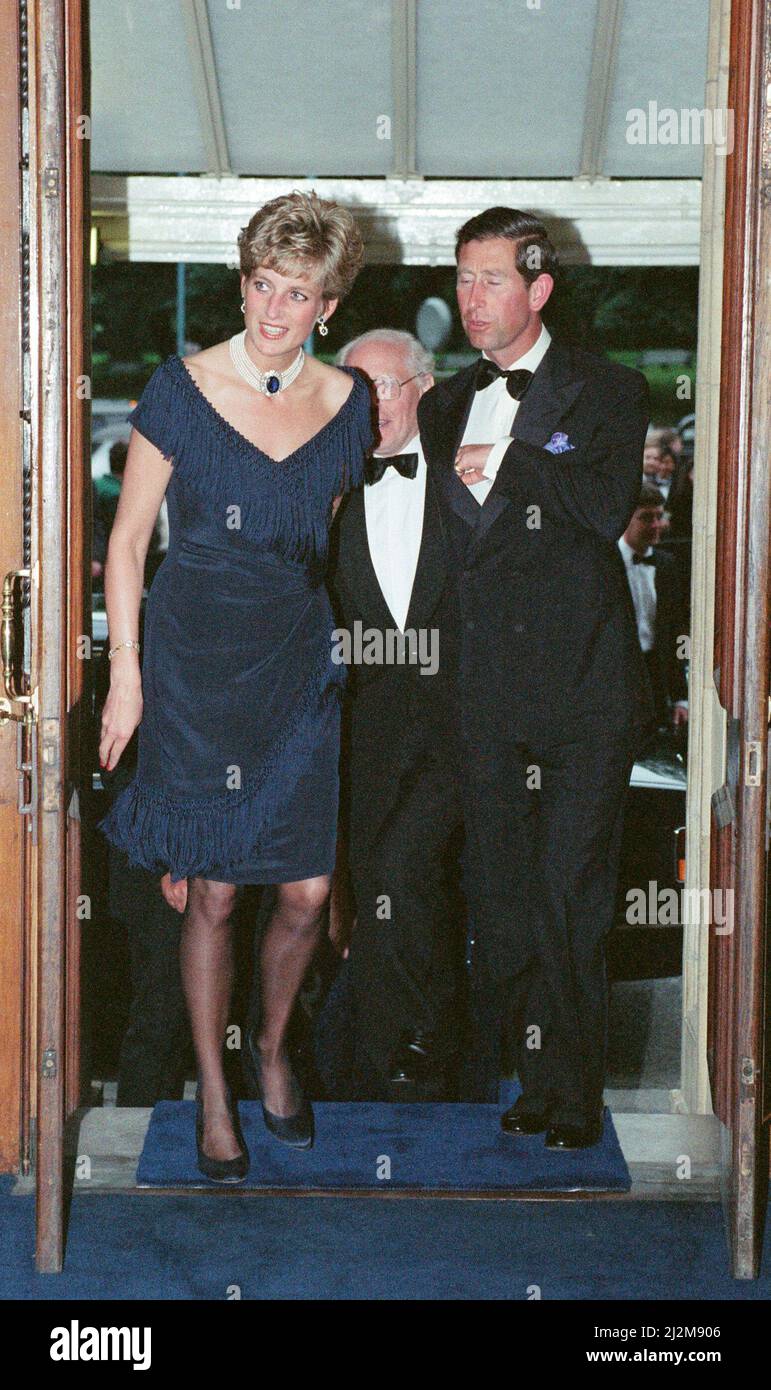 S.H. die Prinzessin von Wales, Prinzessin Diana und S.H. der Prinz von Wales, Prinz Charles, kommen zur Royal Albert Hall für eine Aufführung von Verdis Requiem. Die Prinzessin trug ein umwerfendes, blaues Flapper-Kleid mit Fransen. Bild aufgenommen am 8.. Juli 1991 Stockfoto