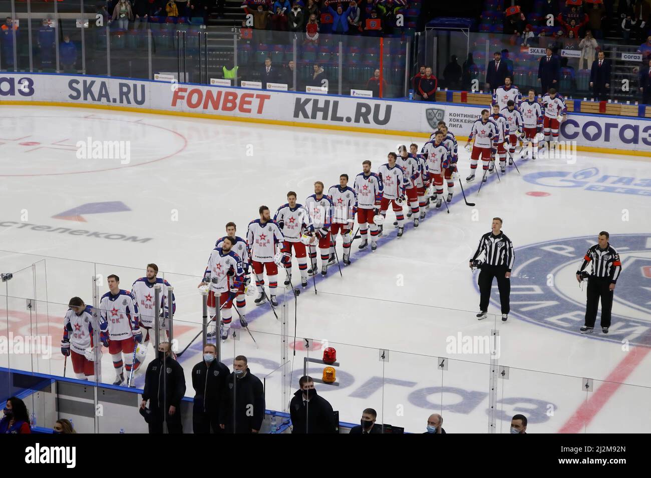 Sankt Petersburg, Russland. 02. April 2022. CSKA Hockey Club Spieler, Ivan Fedotov (No.28), Bogdan Kiselyevich (No.55), Semyon Pankratov (No.96) in Aktion gesehen während der Kontinental Hockey League, Gagarin Cup, KHL 2021/22 zwischen SKA Sankt Petersburg und CSKA Moskau im Ice Sports Palace. (Endergebnis; SKA Saint Petersburg 1:3 CSKA Moscow) (Foto: Maksim Konstantinov/SOPA Image/Sipa USA) Quelle: SIPA USA/Alamy Live News Stockfoto